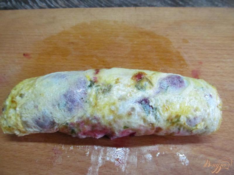 Фото приготовление рецепта: Рулеты из яиц со свеклой шаг №8