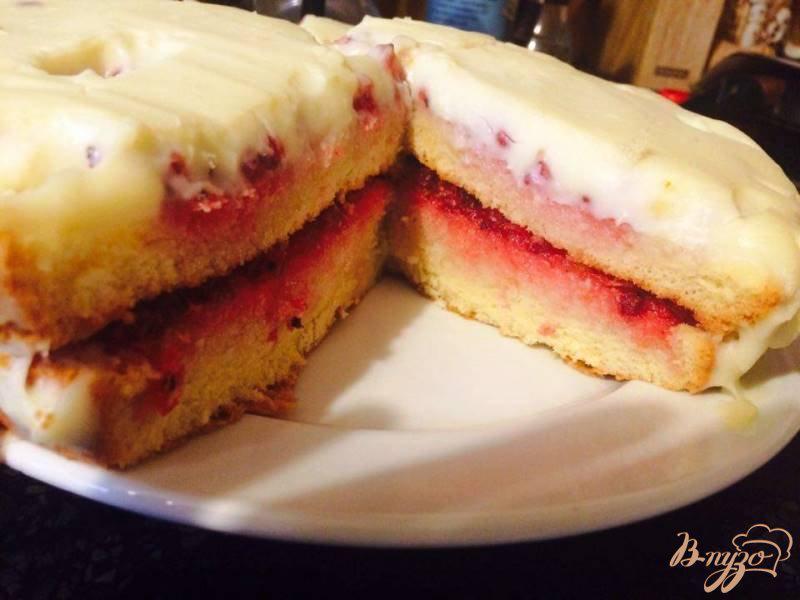 Фото приготовление рецепта: Бисквитный торт со смородиной и заварным кремом шаг №6