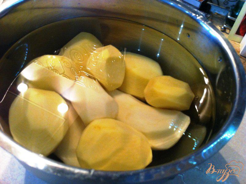 Фото приготовление рецепта: Картофельная запеканка с копченой горбушей шаг №1