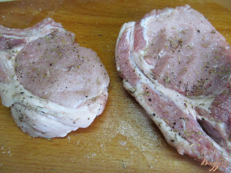 Фото приготовление рецепта: Свиные котлеты под шпинатным соусом шаг №5