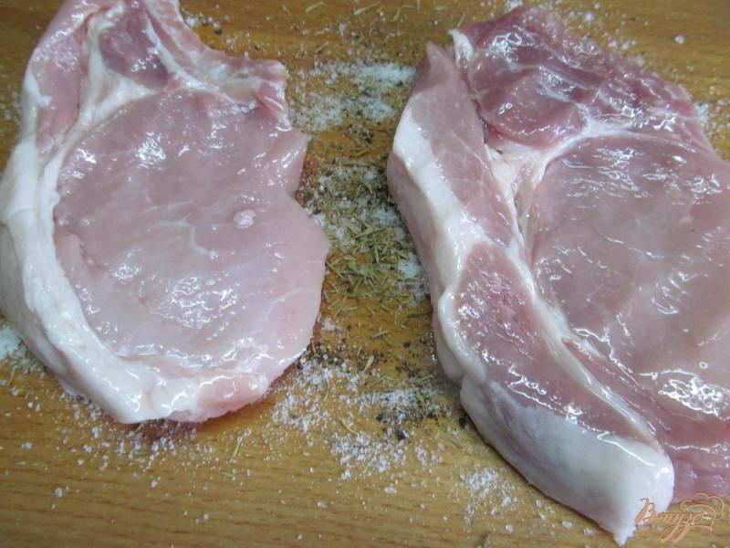 Фото приготовление рецепта: Свиные котлеты под шпинатным соусом шаг №4