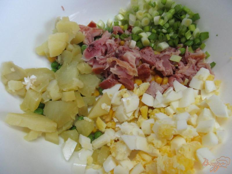 Фото приготовление рецепта: Салат с копченой курицей и овощами шаг №2