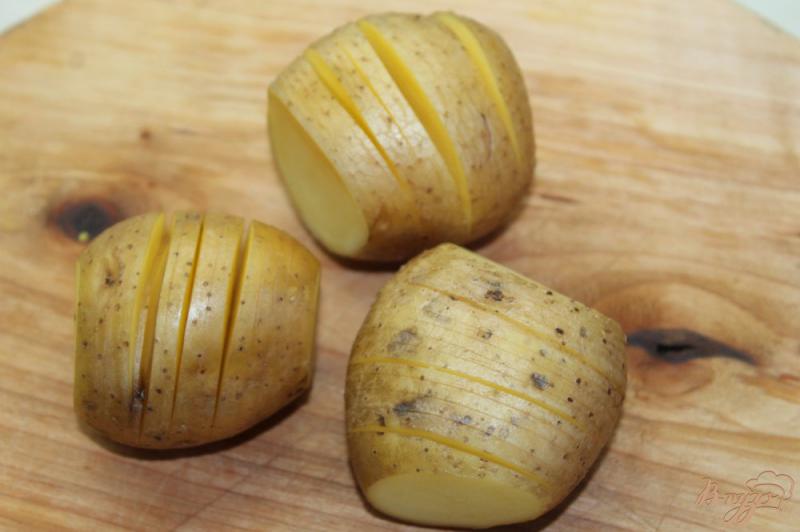 Фото приготовление рецепта: Картофельная гармошка с салом и луком шаг №1