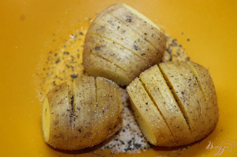 Фото приготовление рецепта: Картофельная гармошка с салом и луком шаг №2