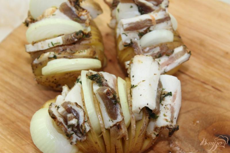 Фото приготовление рецепта: Картофельная гармошка с салом и луком шаг №4
