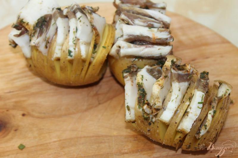Фото приготовление рецепта: Картофельная гармошка с салом и луком шаг №3