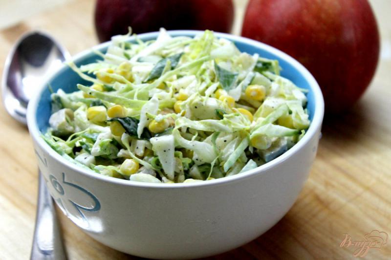 Фото приготовление рецепта: Салат из капусты, яблока и куриной грудки шаг №6