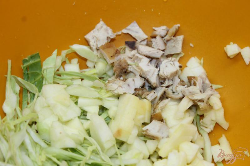 Фото приготовление рецепта: Салат из капусты, яблока и куриной грудки шаг №3