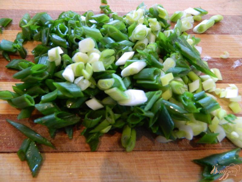 Фото приготовление рецепта: Малосольная селедка с зеленым луком шаг №4