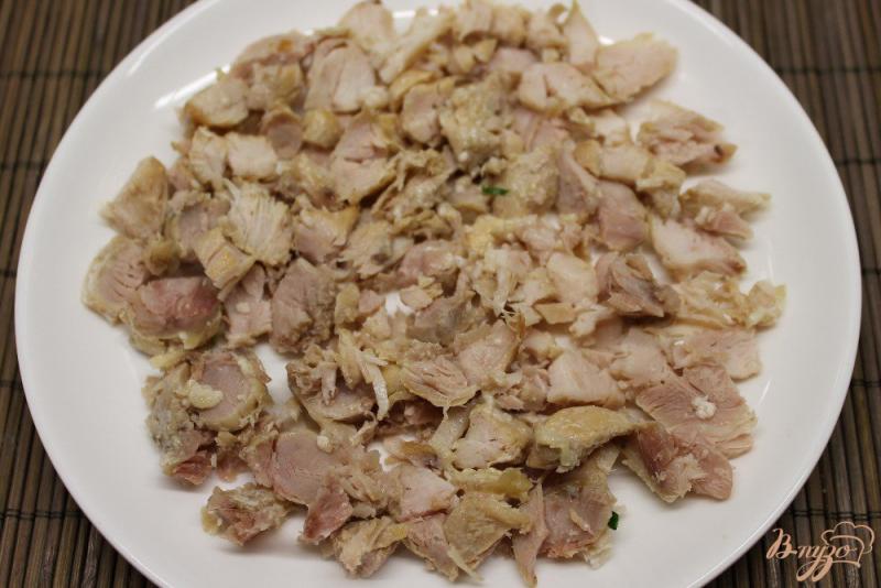 Фото приготовление рецепта: Нежный слоеный салат с мясом кролика шаг №3