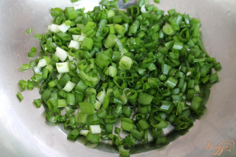 Фото приготовление рецепта: Салат с крапивой, сулугуни и яйцом шаг №2