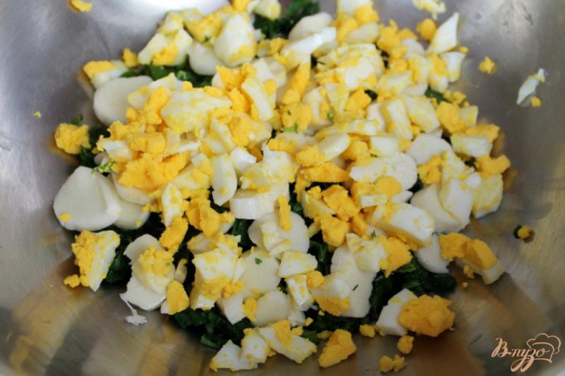 Фото приготовление рецепта: Салат с крапивой, сулугуни и яйцом шаг №5