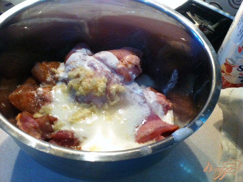 Фото приготовление рецепта: Куриная мякоть в слоеном тесте шаг №2