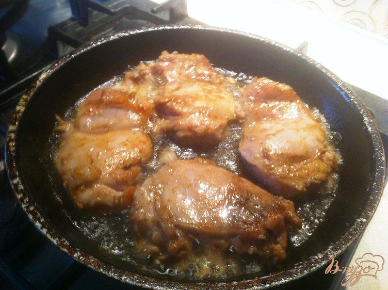 Фото приготовление рецепта: Куриная мякоть в слоеном тесте шаг №4