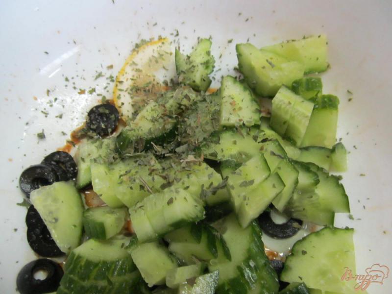 Фото приготовление рецепта: Огуречный салат с оливками и мятой шаг №2