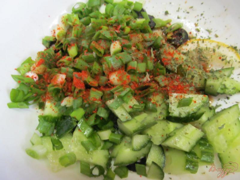Фото приготовление рецепта: Огуречный салат с оливками и мятой шаг №3