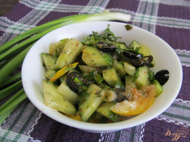 Фото приготовление рецепта: Огуречный салат с оливками и мятой шаг №4