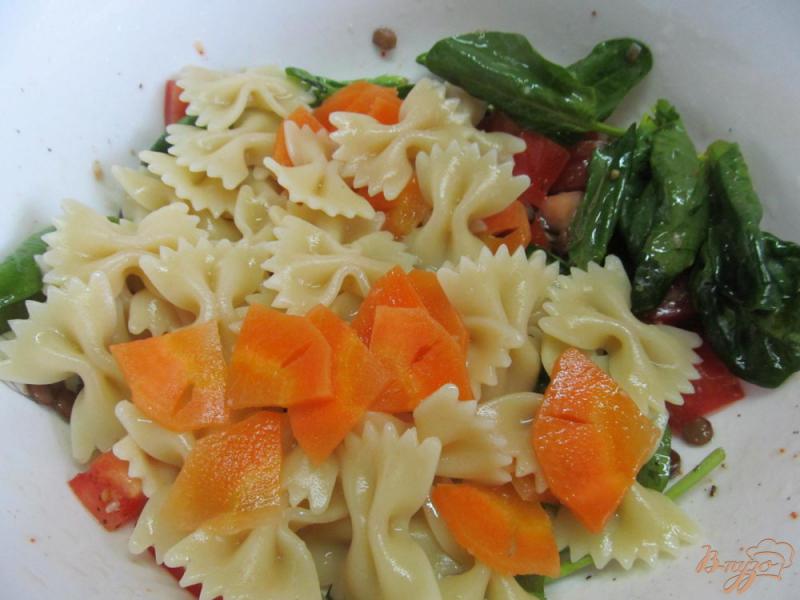 Фото приготовление рецепта: Пестрый салат с макаронами и овощами шаг №4