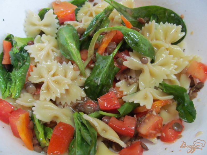 Фото приготовление рецепта: Пестрый салат с макаронами и овощами шаг №5