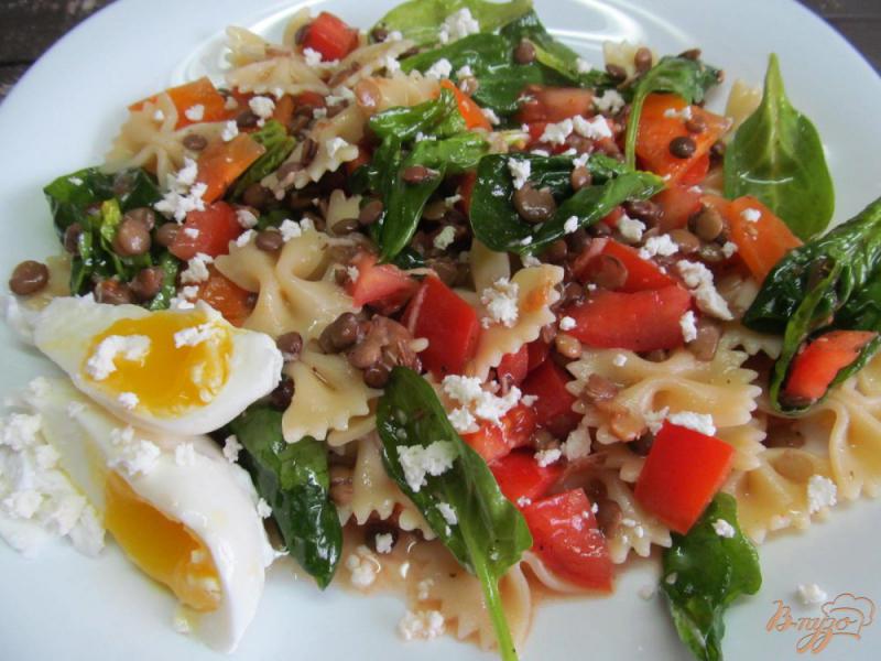 Фото приготовление рецепта: Пестрый салат с макаронами и овощами шаг №6