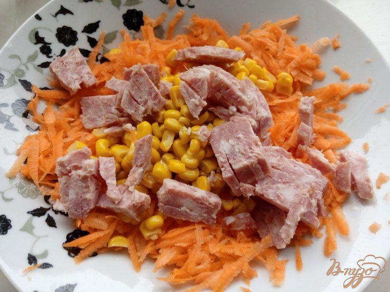 Фото приготовление рецепта: Салат из моркови с кукурузой и колбасой шаг №3