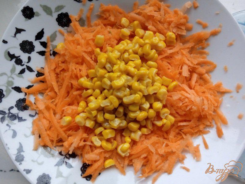 Фото приготовление рецепта: Салат из моркови с кукурузой и колбасой шаг №2