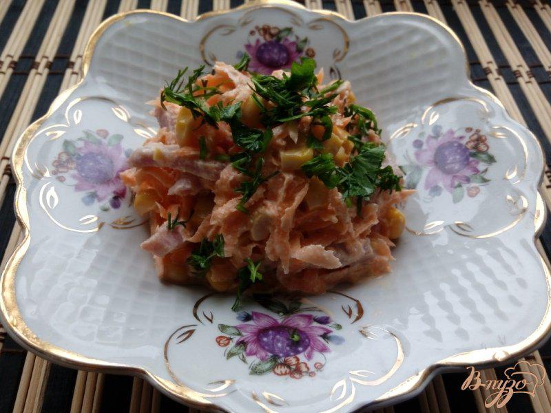 Фото приготовление рецепта: Салат из моркови с кукурузой и колбасой шаг №4