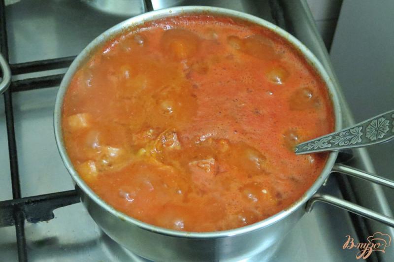 Фото приготовление рецепта: Томатный соус с копчёной колбасой к макаронам шаг №7