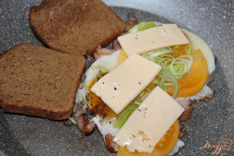 Фото приготовление рецепта: Яичница с беконом, желтым помидором и луком порей шаг №4