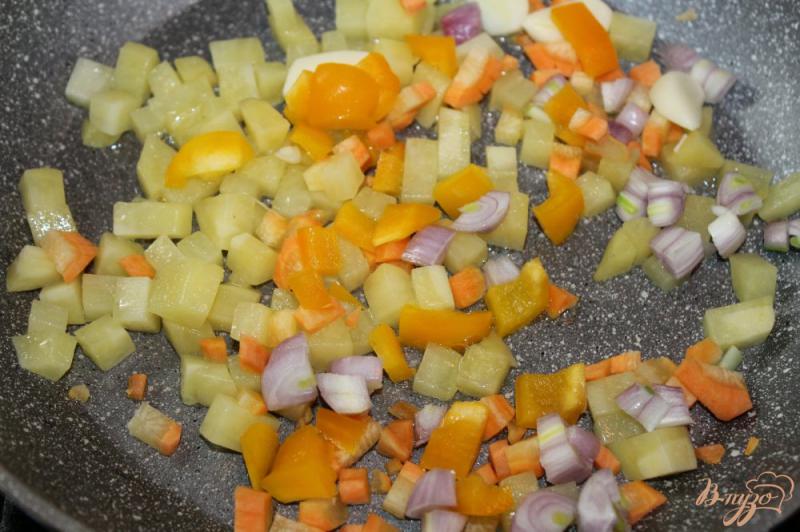 Фото приготовление рецепта: Тушенные овощи с курицей и зеленью шаг №4