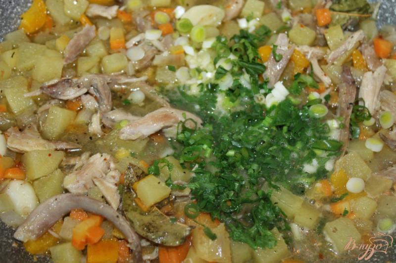 Фото приготовление рецепта: Тушенные овощи с курицей и зеленью шаг №6