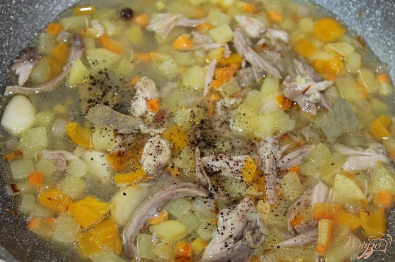 Фото приготовление рецепта: Тушенные овощи с курицей и зеленью шаг №5