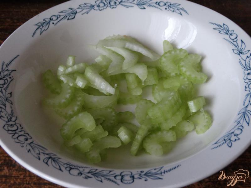 Фото приготовление рецепта: Салат с печенью и сельдереем шаг №1