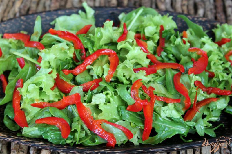 Фото приготовление рецепта: Зеленый салат с перцем и перепелиными яйцами шаг №3