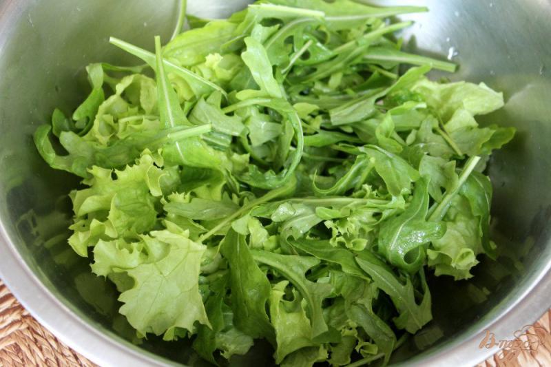 Фото приготовление рецепта: Зеленый салат с перцем и перепелиными яйцами шаг №1