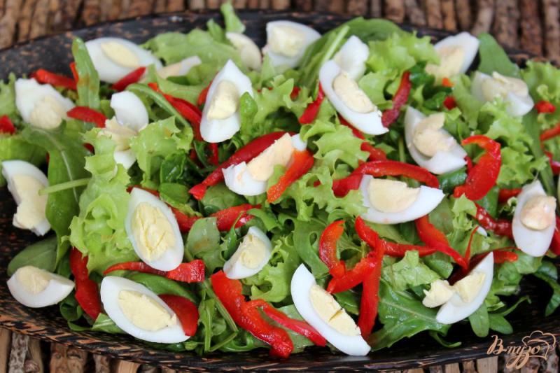 Фото приготовление рецепта: Зеленый салат с перцем и перепелиными яйцами шаг №4