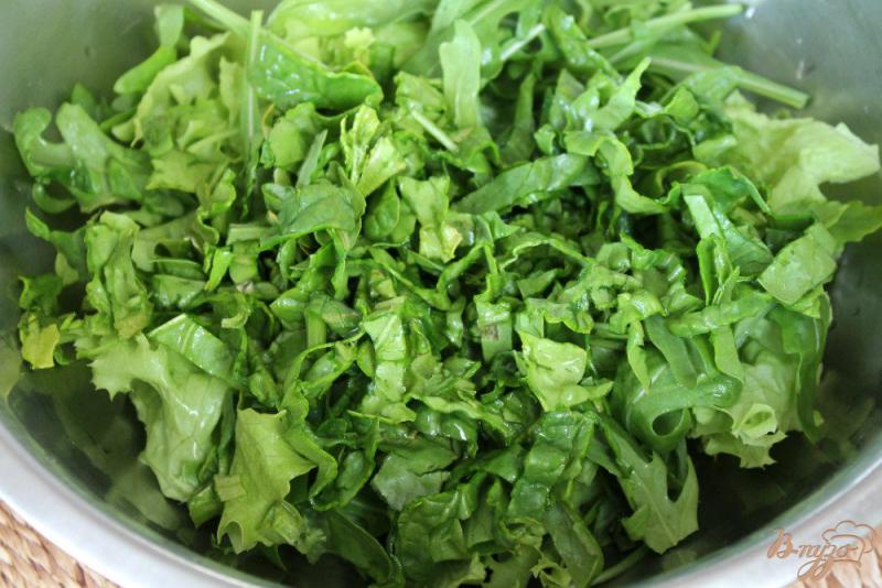 Фото приготовление рецепта: Зеленый салат с перцем и перепелиными яйцами шаг №2
