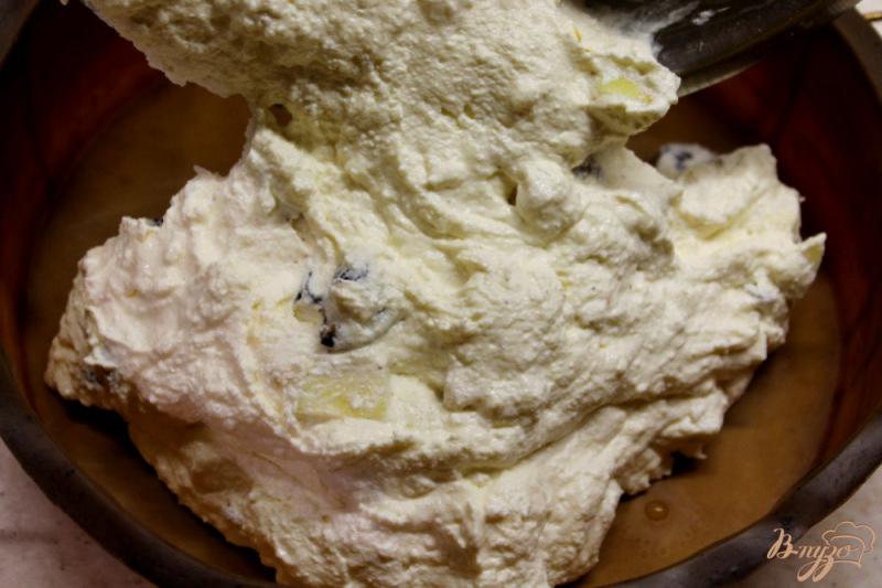 Фото приготовление рецепта: Творожная запеканка с черносливом, курагой и яблоком шаг №5