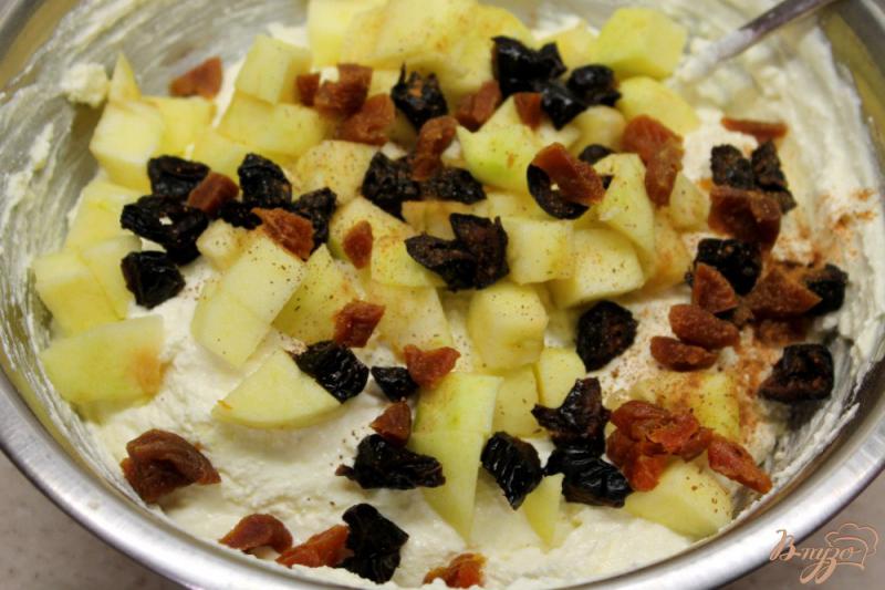 Фото приготовление рецепта: Творожная запеканка с черносливом, курагой и яблоком шаг №4