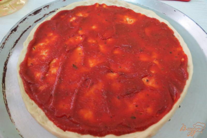 Фото приготовление рецепта: Пицца мясная с  грибами, огурцами и вялеными помидорами шаг №13