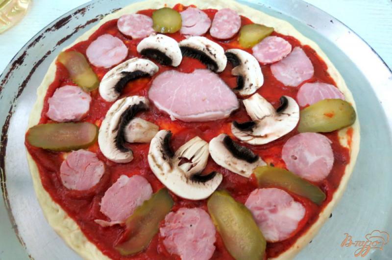 Фото приготовление рецепта: Пицца мясная с  грибами, огурцами и вялеными помидорами шаг №14