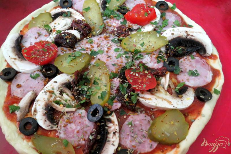 Фото приготовление рецепта: Пицца мясная с  грибами, огурцами и вялеными помидорами шаг №16