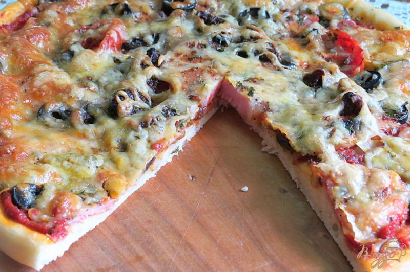 Фото приготовление рецепта: Пицца мясная с  грибами, огурцами и вялеными помидорами шаг №18