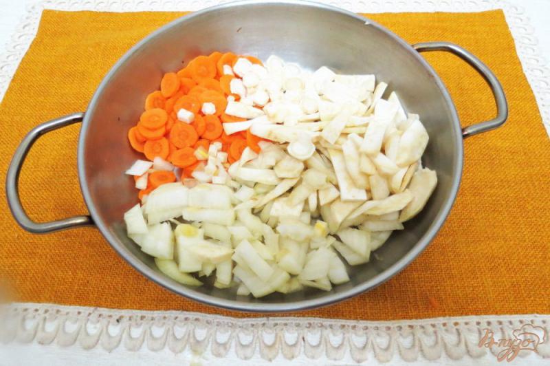 Фото приготовление рецепта: Суп с вешенками, сырками и савойской капустой шаг №2