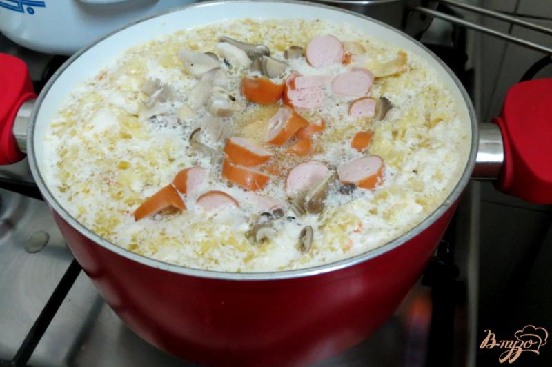 Фото приготовление рецепта: Суп с вешенками, сырками и савойской капустой шаг №6