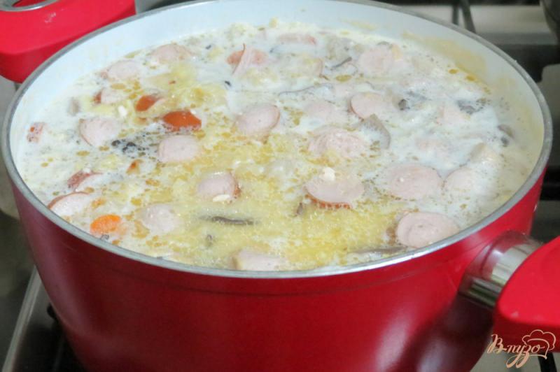 Фото приготовление рецепта: Суп с вешенками, сырками и савойской капустой шаг №7