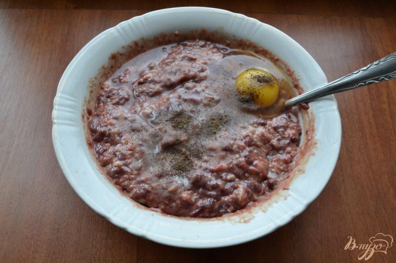 Фото приготовление рецепта: Котлеты из свиной печени в томатно-сметанном соусе шаг №4