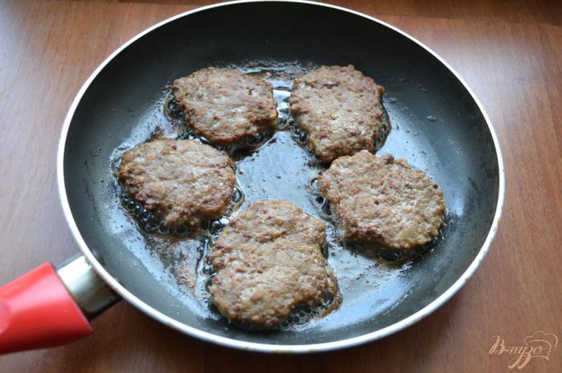 Фото приготовление рецепта: Котлеты из свиной печени в томатно-сметанном соусе шаг №7