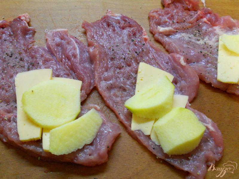 Фото приготовление рецепта: «Кармашки» из свинины с яблоками и сыром шаг №2