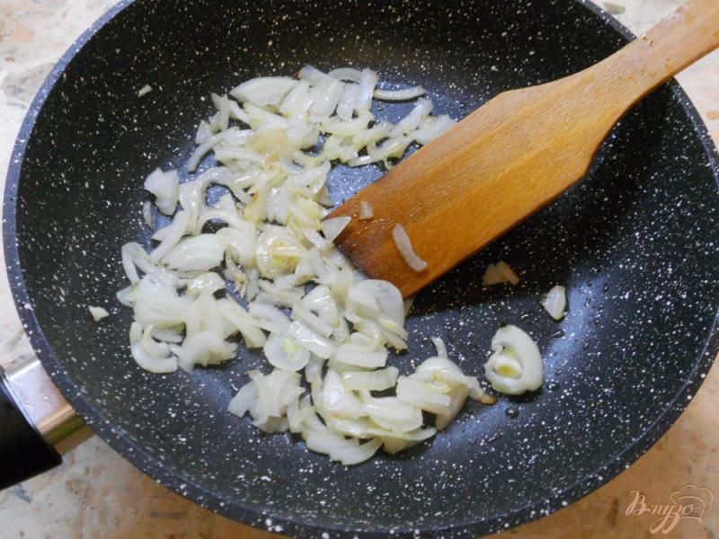 Фото приготовление рецепта: Обрезь семги в сливочном соусе с сыром шаг №2